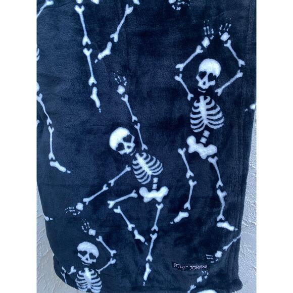 Betsey Johnson Halloween Blanket Skeleton Print 50x70 Black Plush Throw - Picture 1 of 3